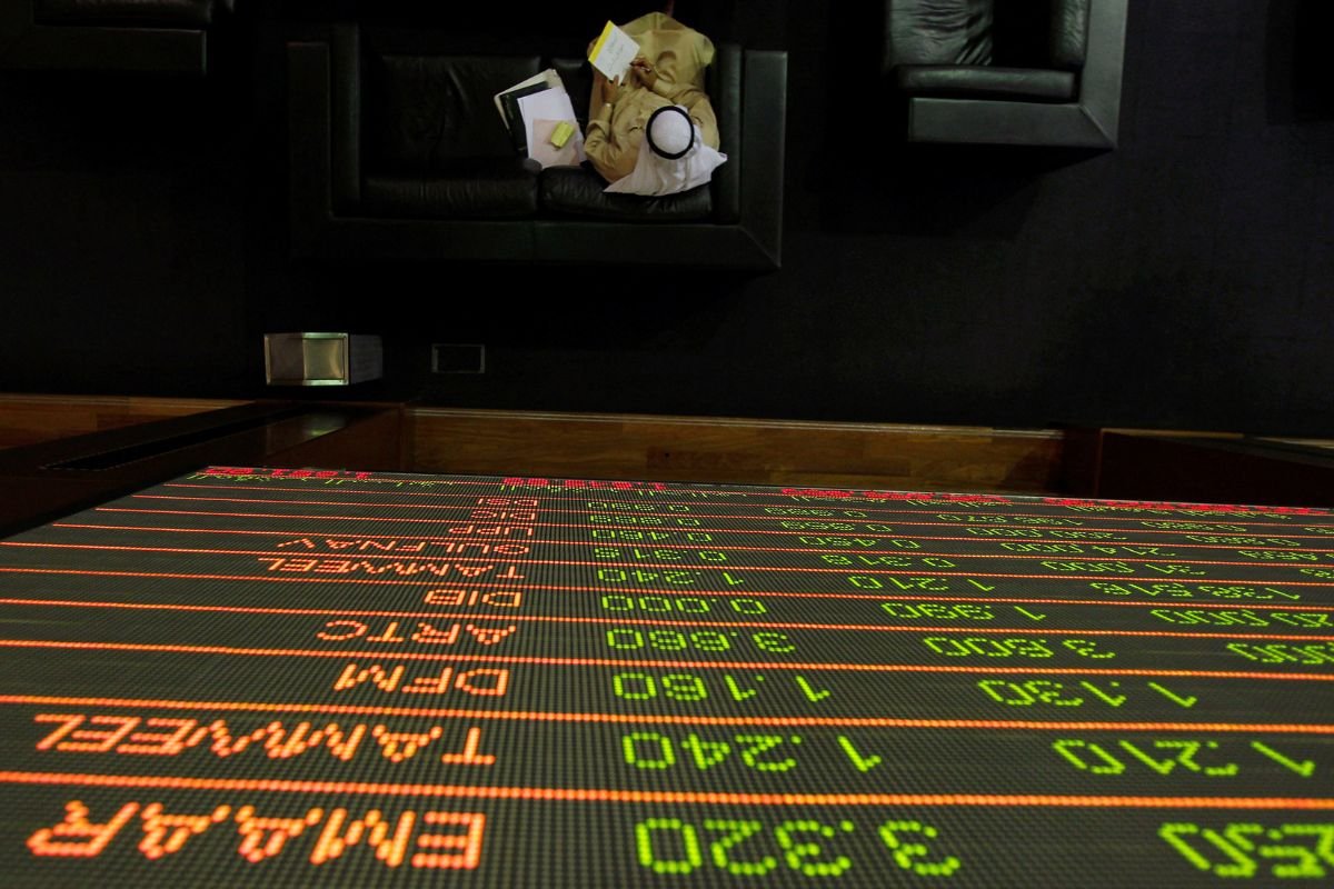 UAE Stock Markets Dip Amid Low Year-End Trade, Yet Weekly Gains Persist