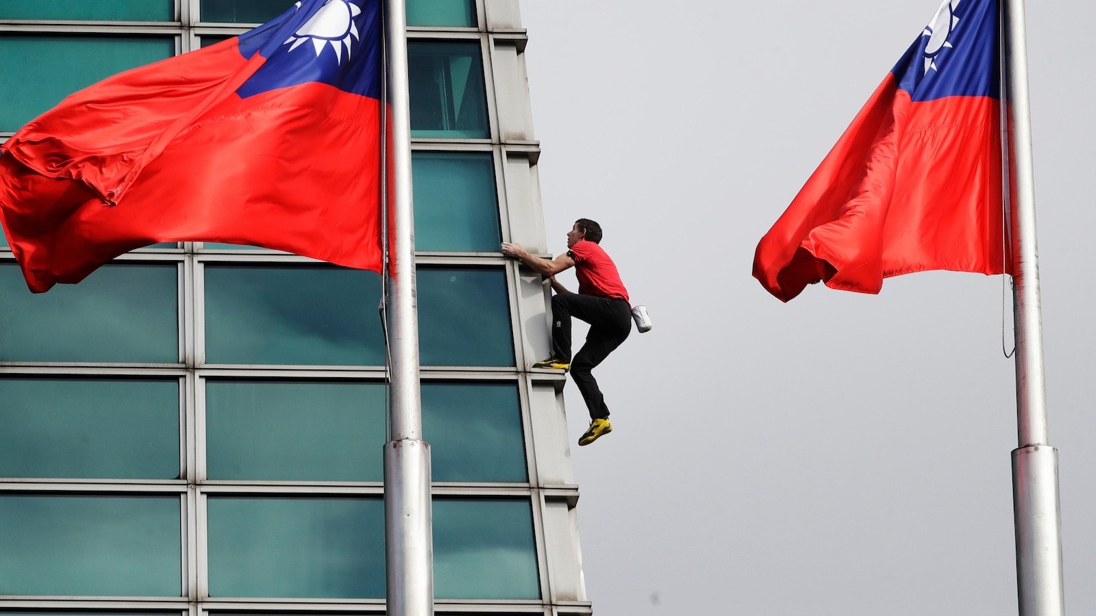 American Rock Climber Alex Honnold Successfully Ascends Taipei 101 Skyscraper Free Solo