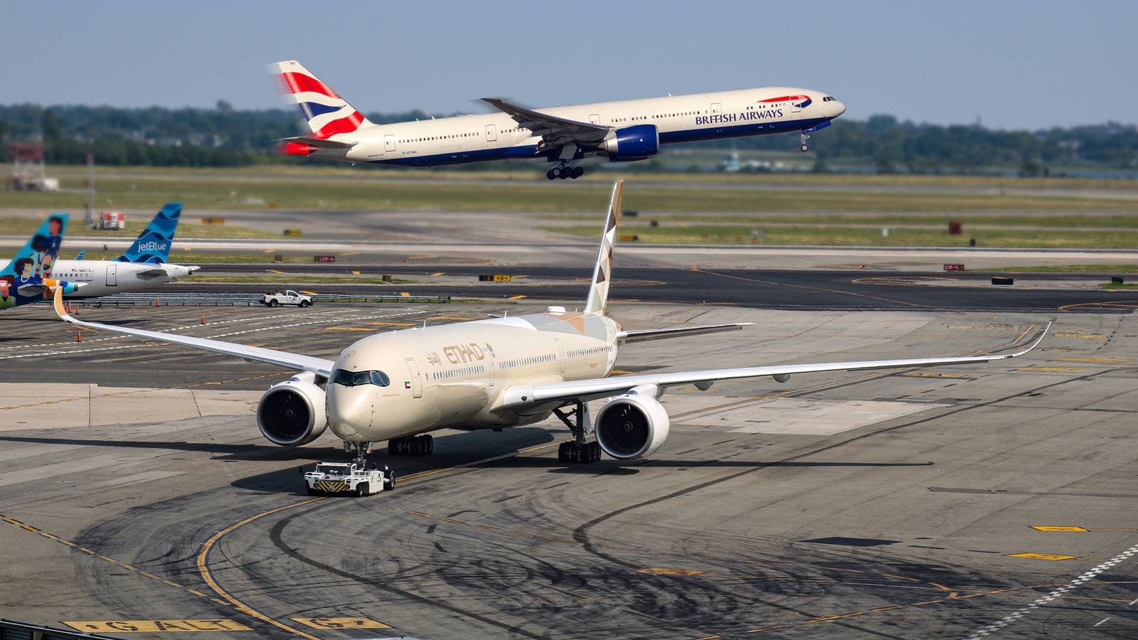 Comparing the Range of the Airbus A350-1000 and Boeing 777-300ER: Key Insights