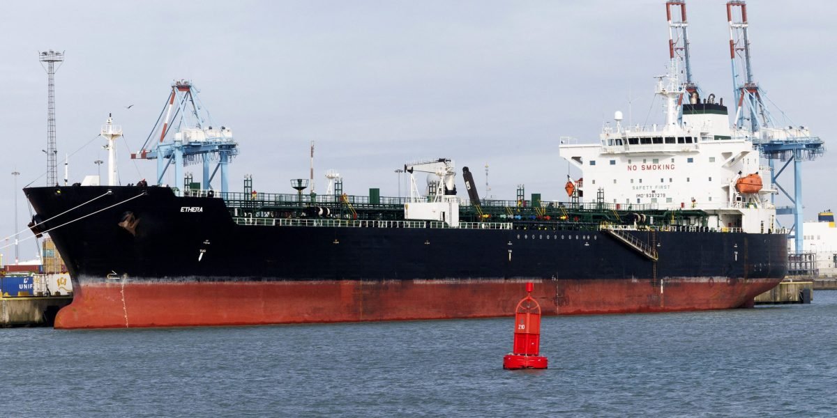 U.S. Lets Russia Oil Sales Waiver Lapse Amid Tight Market Conditions