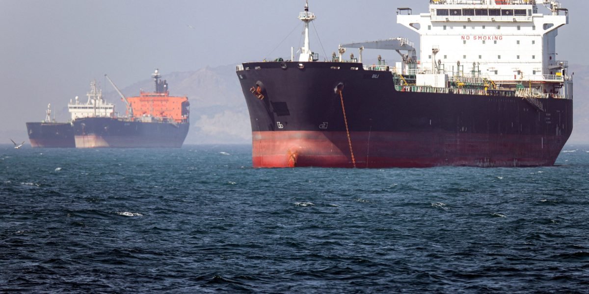 Oil Prices Fall as U.S. Signals Approaching Iran Deal and Hormuz Strait Reopening