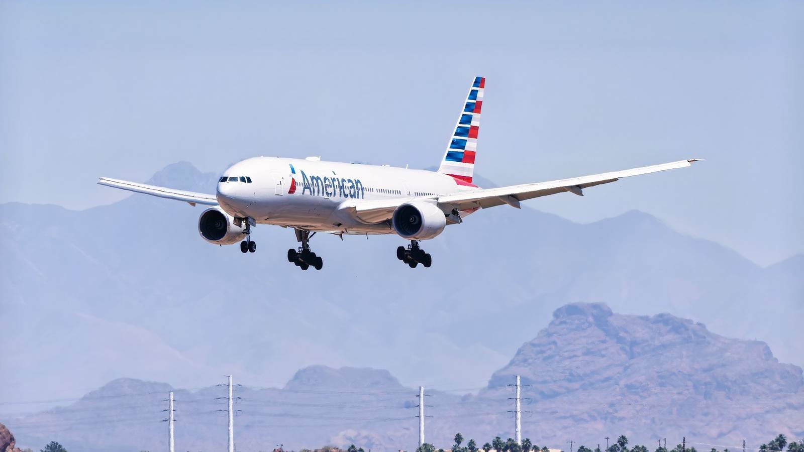 American Airlines Boeing 777 Engine Malfunction Leads to Emergency Landing in Phoenix