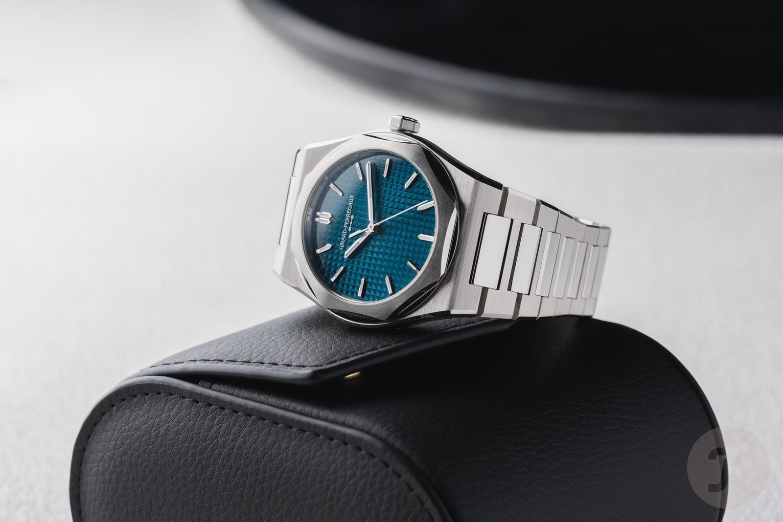 Introducing the Latest Steel Girard-Perregaux Laureato Fifty: A Timeless Classic Reimagined