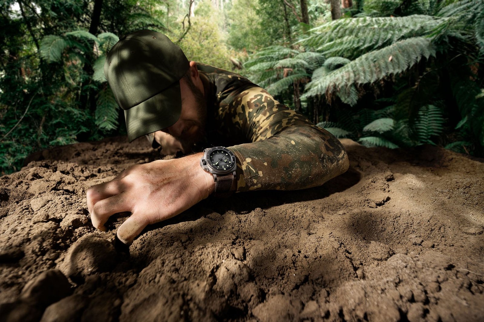 Panerai Submersible Navy SEALs PAM01738 Dive Watch: Features and Reviews