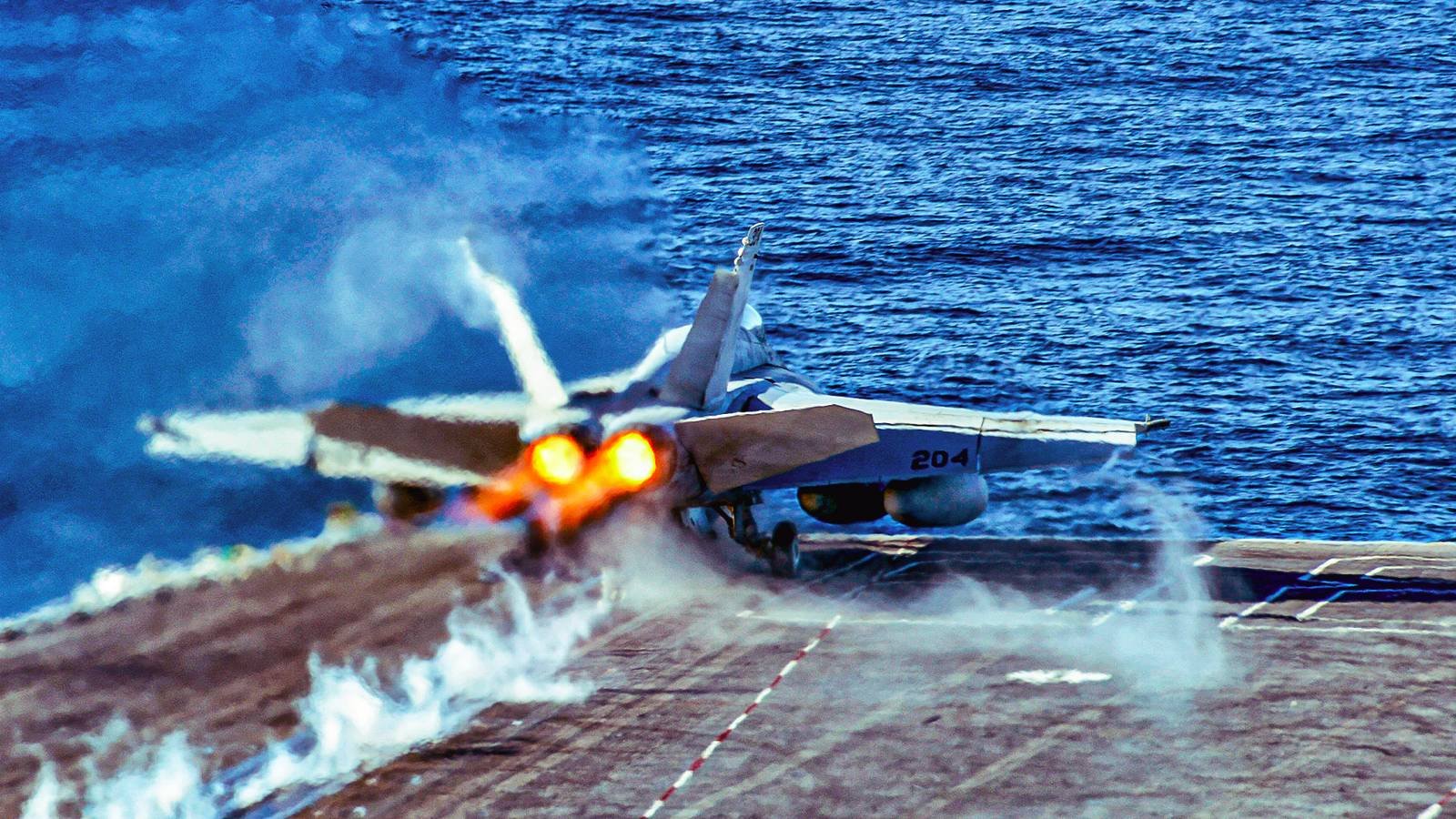 Why the US Navy Uses the F/A-18 Super Hornet and F-35C Together for Aircraft Carrier Operations